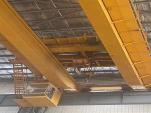 钢铁仓储金属料堆吊运靠