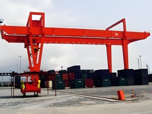  四川雅安集装箱龙门吊的