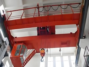 双梁行车行吊大跨度作业